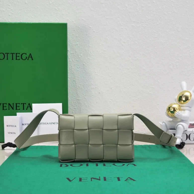 Batch 1320, ready to ship, first release on the whole network ♨️♨️ (mini size) BV sheepskin + 15 grid cassette + limited edition 🉑️🉑️🉑️ Classic style, high-end simplicity, this upper body is super refreshing! Paired with the BV parrot green on the sides, it’s very stylish but not exaggerated! Model: 7587 Size: 19*5.5*12cm